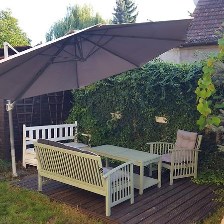 Mieszkanie Z Ogrodkiem Vratislav Exteriér fotografie