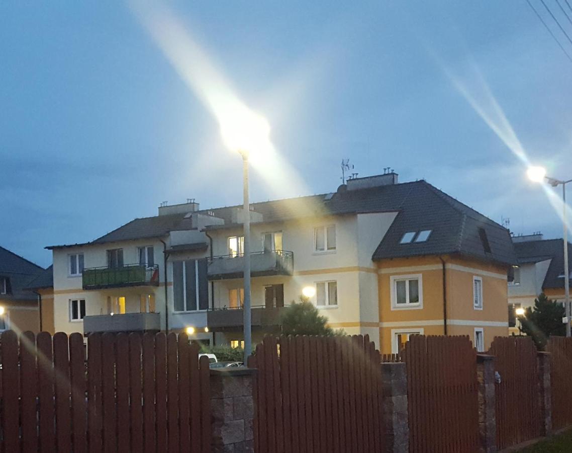 Mieszkanie Z Ogrodkiem Vratislav Exteriér fotografie